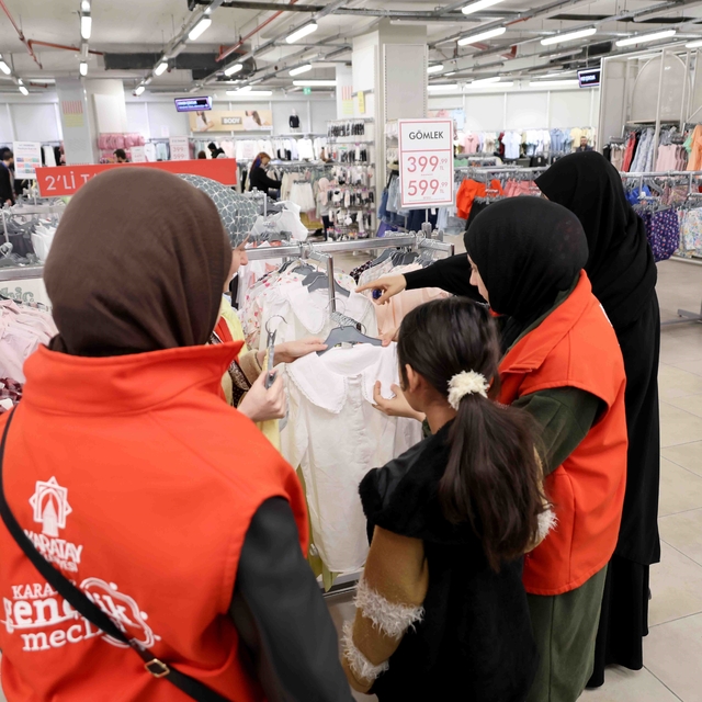 Karatay Gençlik Meclisi gönüllülerinden çocuklara bayram sürprizi