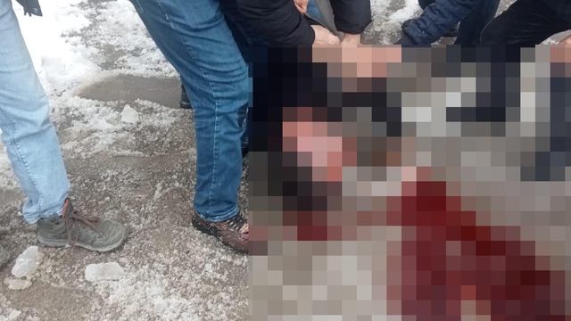 Çatından üzerine kar ve buz kütlesi düşen kişi ağır yaralandı