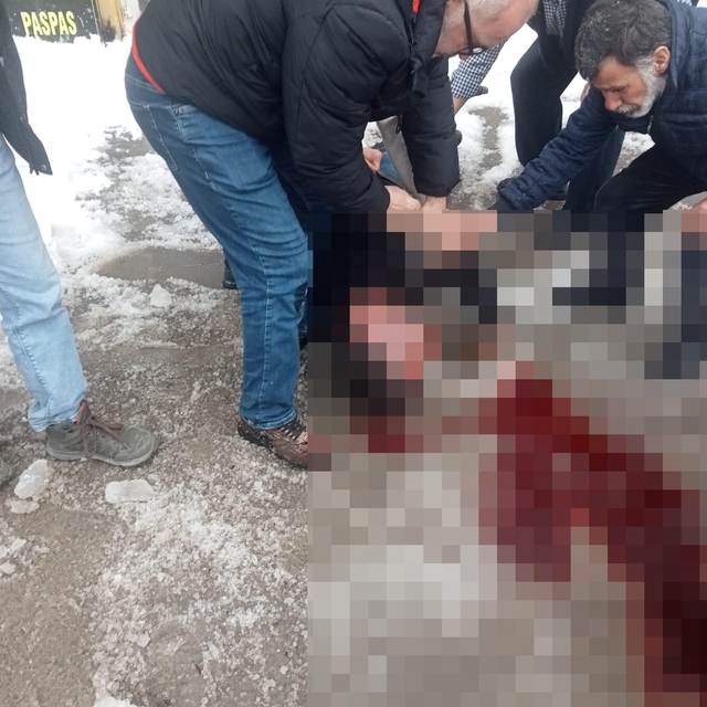 Çatından üzerine kar ve buz kütlesi düşen kişi ağır yaralandı