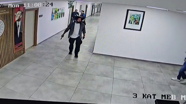 Kaymakamlık binasında ateş açıp, kendini odaya kilitledi (2)