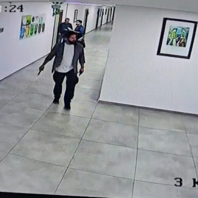 Kaymakamlık binasında ateş açıp, kendini odaya kilitledi (2)