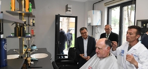 Altıeylül Belediyesi'nden emeklilere "Halk Berberi" hizmeti