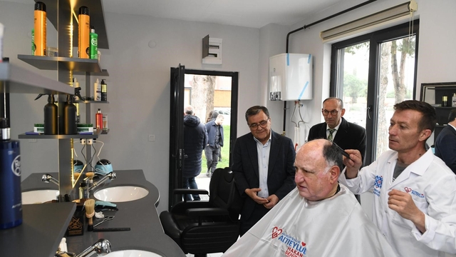 Altıeylül Belediyesi'nden emeklilere "Halk Berberi" hizmeti