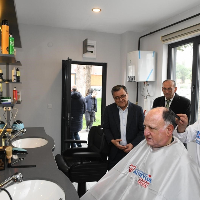 Altıeylül Belediyesi'nden emeklilere "Halk Berberi" hizmeti