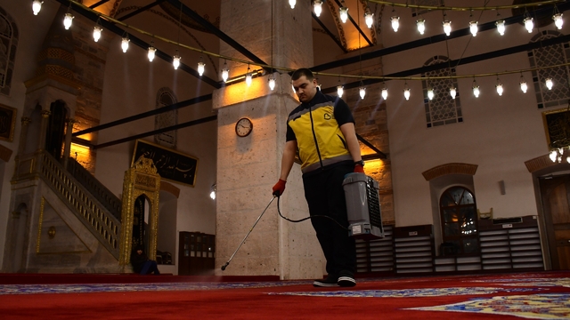 Balıkesir'de cami ve mezarlıklar bayram öncesi temizlendi