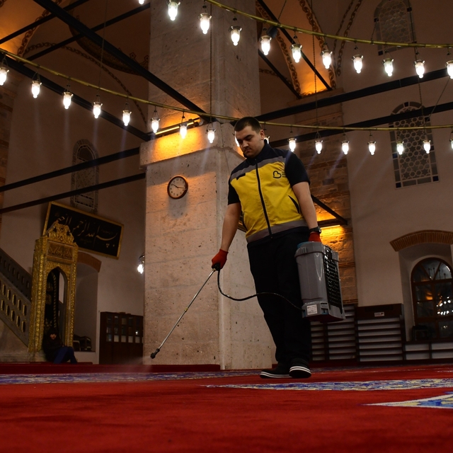 Balıkesir'de cami ve mezarlıklar bayram öncesi temizlendi