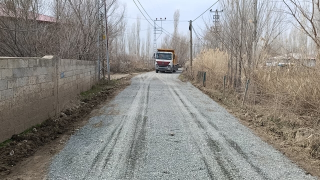 Iğdır'da köy yolunda onarım ve kumlama çalışması
