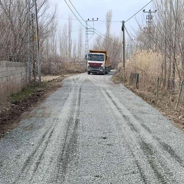 Iğdır'da köy yolunda onarım ve kumlama çalışması