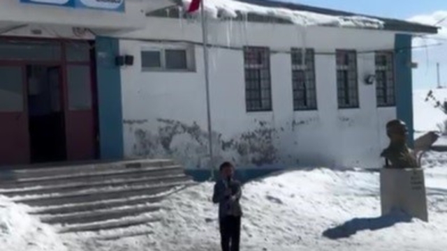 Kars'ta küçük yürekten büyük gurur: 2. sınıf öğrencisi İstiklal Marşı'nın 10 kıtasını ezbere okudu, video viral oldu