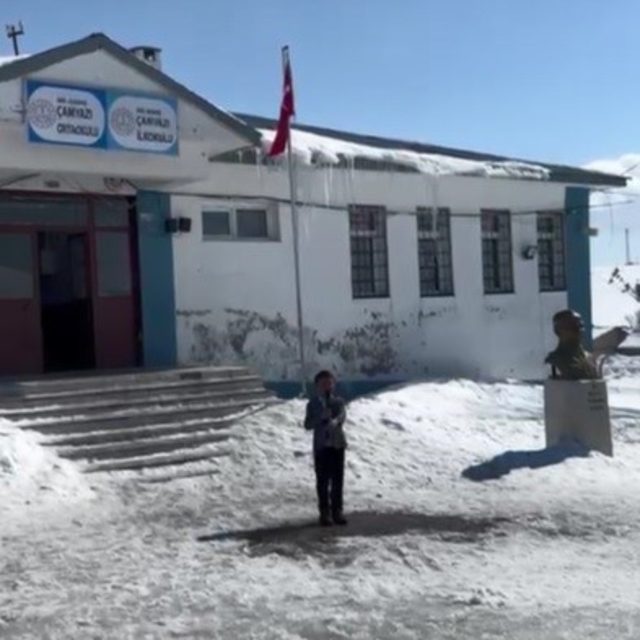 Kars'ta küçük yürekten büyük gurur: 2. sınıf öğrencisi İstiklal Marşı'nın 1...