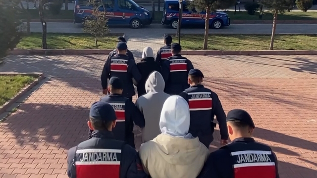 Minibüsün yan kapısının içinden bin 120 adet uyuşturucu hap çıktı
İzmir'den getirdikleri uyuşturucularla birlikte Aksaray'da yakalanan 3 kişi tutuklandı