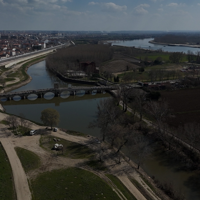 Tunca Nehri kıyısında toprak kayması: 50 metrelik alanda çatlaklar oluştu