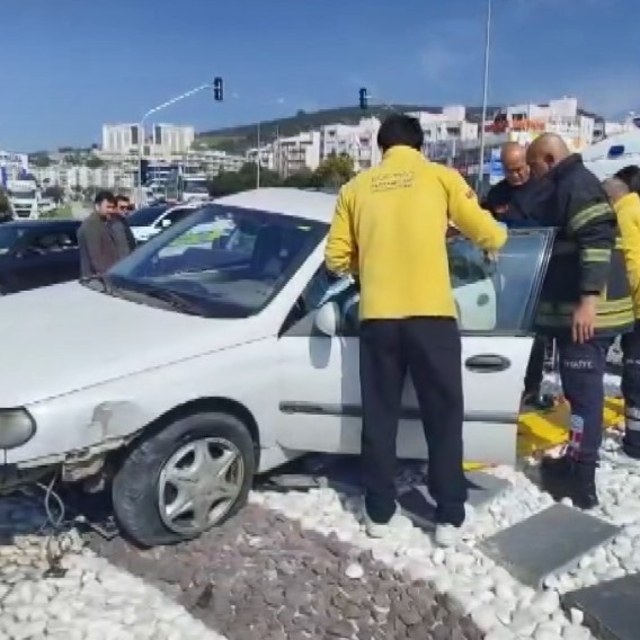 Ters yönden çıkınca kaza kaçınılmaz oldu: 2 yaralı