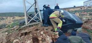 Hatay'da elektrik direğine çarpan otomobilin sürücüsü hayatını kaybetti