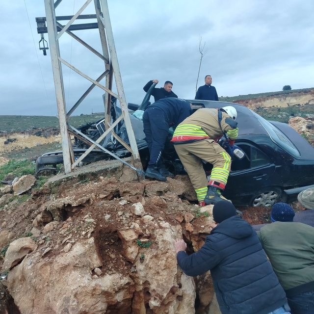 Hatay'da elektrik direğine çarpan otomobilin sürücüsü hayatını kaybetti