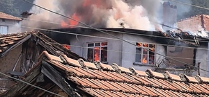 Evde çıkan yangını köydeki yangın vanalarıyla söndürdüler
