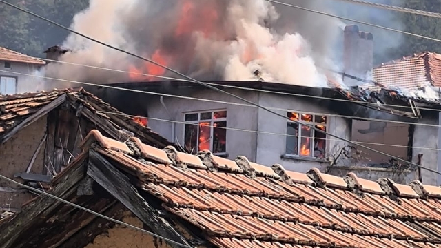Evde çıkan yangını köydeki yangın vanalarıyla söndürdüler
