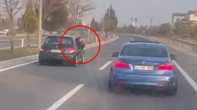 Yolda araçlarıyla yan yana ilerleyip video çeken 2 sürücüye toplam 9 bin TL ceza