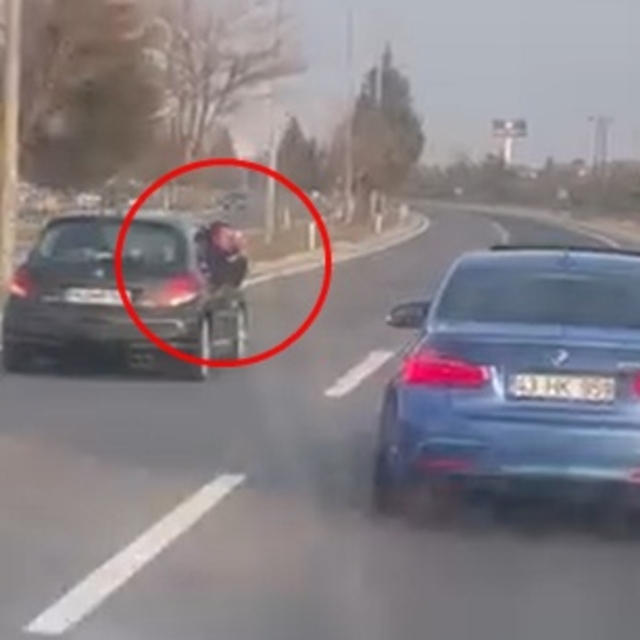 Yolda araçlarıyla yan yana ilerleyip video çeken 2 sürücüye toplam 9 bin TL...