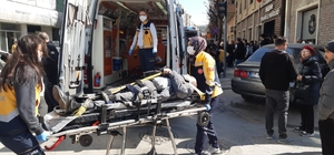 Kırmızı ışıkta duran araca çarpan otomobil, yayaların arasına daldı; 5 yaralı