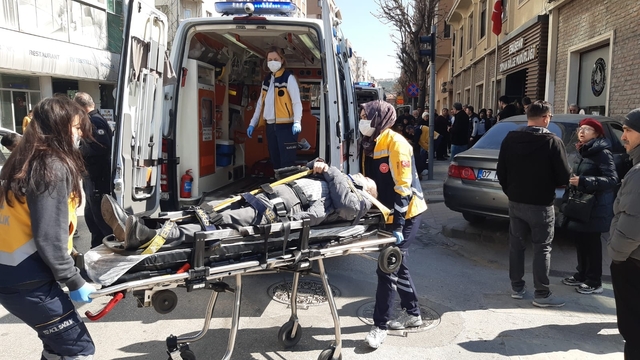 Kırmızı ışıkta duran araca çarpan otomobil, yayaların arasına daldı; 5 yaralı