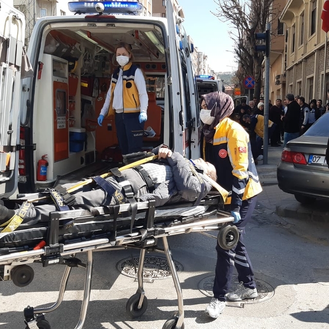 Kırmızı ışıkta duran araca çarpan otomobil, yayaların arasına daldı; 5 yara...