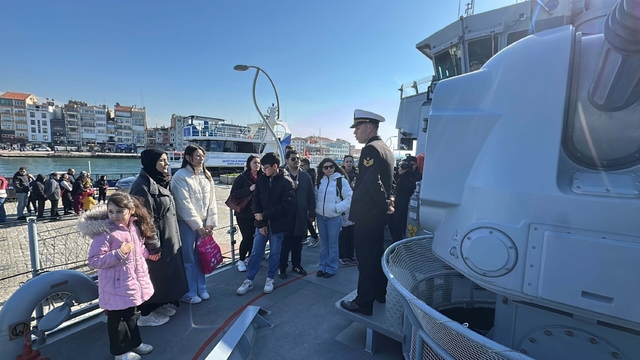 Çanakkale'de Deniz Kuvvetleri Komutanlığı'na bağlı gemiler ziyarete açıldı