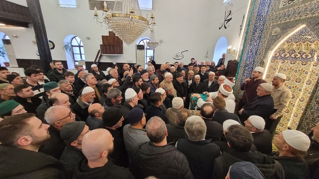 Ziyarete açılan Sakal-ı Şerif'i görmek isteyen vatandaşlar camiye akın etti