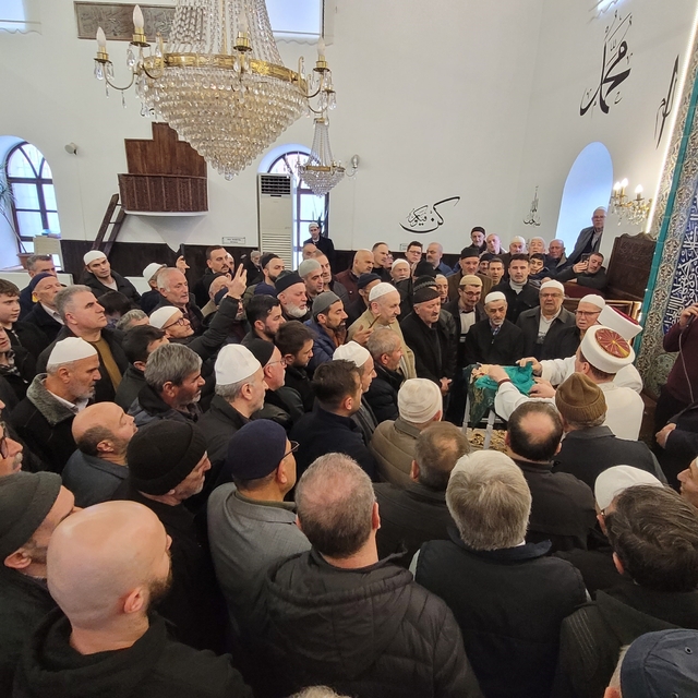 Ziyarete açılan Sakal-ı Şerif'i görmek isteyen vatandaşlar camiye akın etti