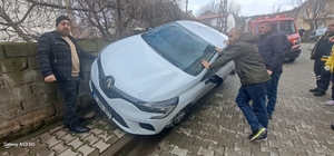 Otomobil duvara çarptı: 2 yaralı