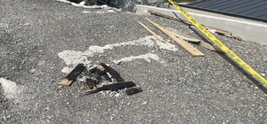 Arkadaşlarıyla sohbet ederken 4 metre yükseklikten düştü; o anlar kamerada