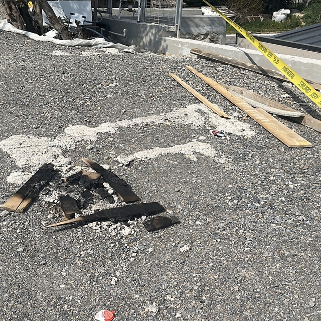 Arkadaşlarıyla sohbet ederken 4 metre yükseklikten düştü; o anlar kamerada