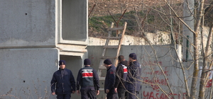 Girilmesi yasak olan gölete giren çocuk boğulma tehlikesi geçirdi