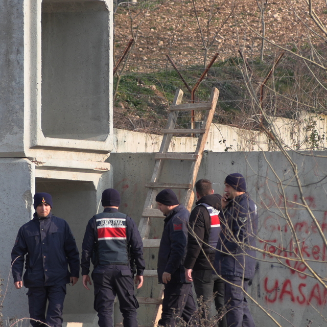 Girilmesi yasak olan gölete giren çocuk boğulma tehlikesi geçirdi