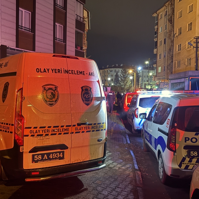 Baba ve ağabeyini tabancayla öldürüp babaannesini yaralayan şüpheli tutukla...