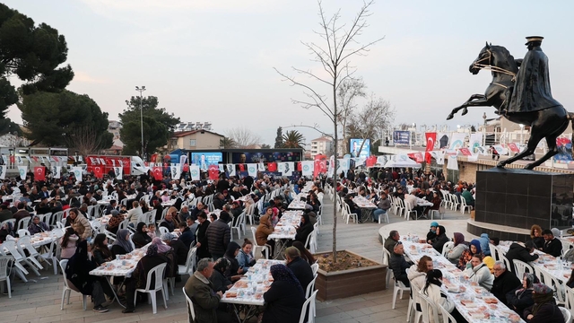 Alaşehir'de yüzlerce kişi iftarda buluştu