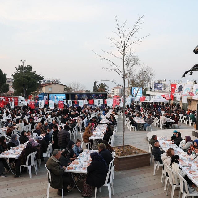Alaşehir'de yüzlerce kişi iftarda buluştu