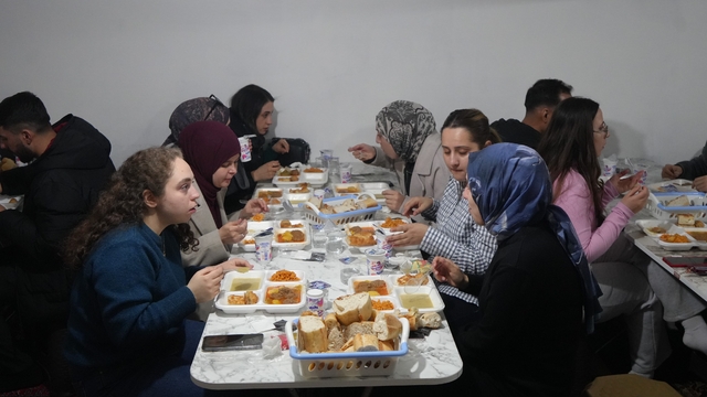 Üniversite öğrencileri oruçlarını köyde kurulan iftar sofrasında açtı