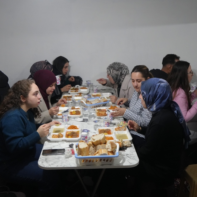Üniversite öğrencileri oruçlarını köyde kurulan iftar sofrasında açtı