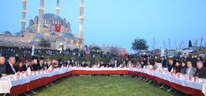 Selimiye Camisi meydanında 7 bin 500 kişi Kadir Gecesi iftarında buluştu