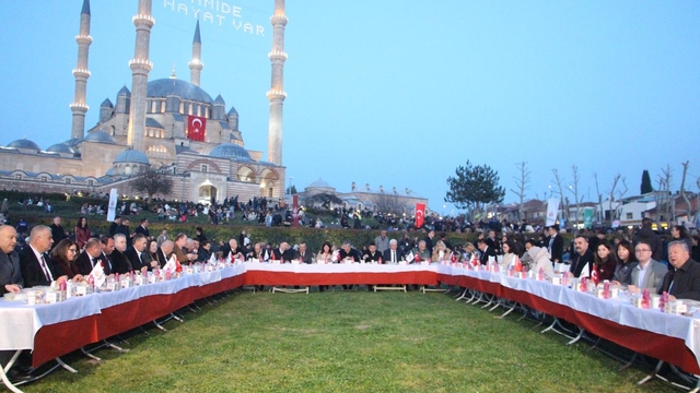 Selimiye Camisi meydanında 7 bin 500 kişi Kadir Gecesi iftarında buluştu