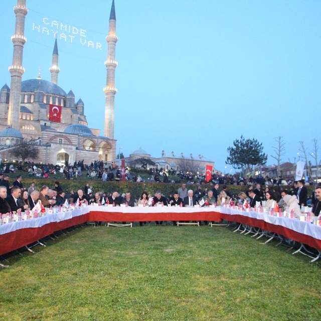 Selimiye Camisi meydanında 7 bin 500 kişi Kadir Gecesi iftarında buluştu