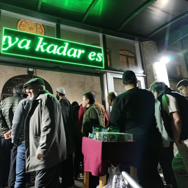 Aydın'da Kadir Gecesi'nde camiler doldu taştı
Emir Sultan Camii'nde yer kal...