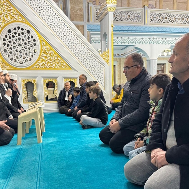 Hakkari'de Kadir Gecesi dualarla idrak edildi