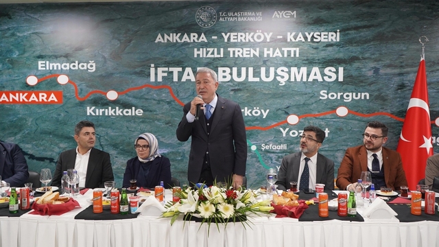 TBMM Milli Savunma Komisyonu Başkanı Akar: "Türkiye'de çok ciddi bir kalkınma hareketi var"
Akar, yüksek hızlı tren şantiyesinde işçilerle iftar yaptı