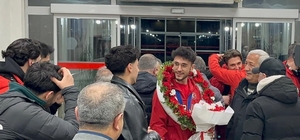 Milli sporcu Furkan Akar çiçeklerle karşılandı