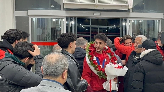 Milli sporcu Furkan Akar çiçeklerle karşılandı