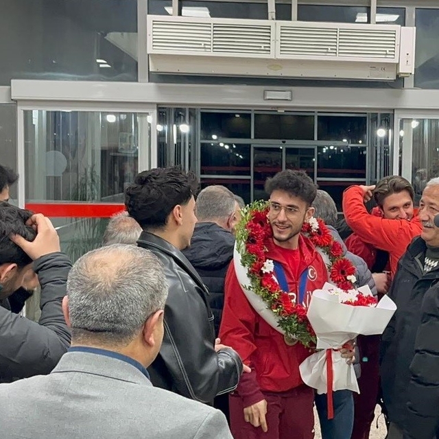 Milli sporcu Furkan Akar çiçeklerle karşılandı