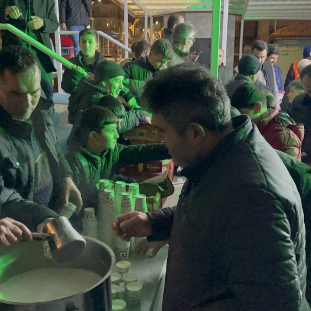 Çorum'da Kadir Gecesi dolayısıyla vatandaşlara yaklaşık 100 kilogram süt ik...