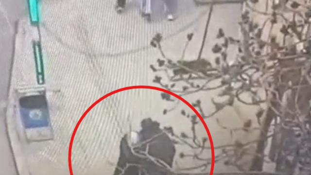 Dilencilik bahanesiyle çantanın kulpunu kesip cüzdan yağmalayan şüpheli tutuklandı